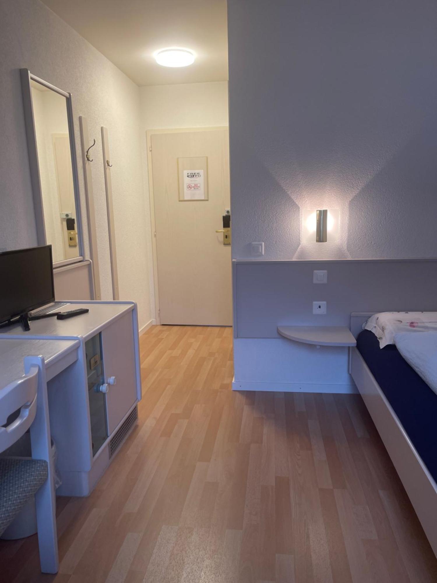 Hotel Les Berges Chippis Екстериор снимка